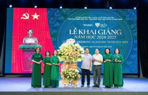 THÉP VIỆT - SING TẶNG HOA NHÂN NGÀY KHAI GIẢNG NĂM HỌC 2024-2025